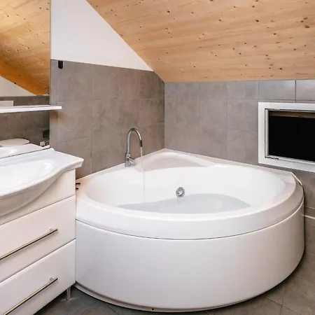 In Mit Privatem Pool By Interhome מוראו